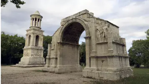 Glanum fue un próspero centro comercial, termal y religioso Glanum fue un próspero centro comercial, termal y religioso