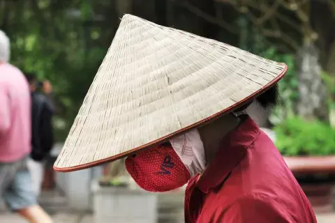 Nón Lá, sombrero típico vietnamita. Lo usan en las zonas rurales para protegerse del sol o la lluvia. Nón Lá, sombrero típico vietnamita. Lo usan en las zonas rurales para protegerse del sol o la lluvia.