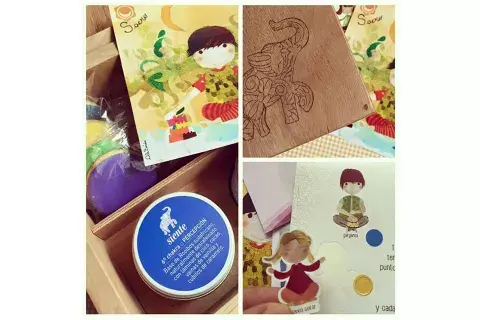 Una caja con dos latas de té, galletitas, y hermosas ilustraciones y stickers de la marca Siente Una caja con dos latas de té, galletitas, y hermosas ilustraciones y stickers de la marca Siente