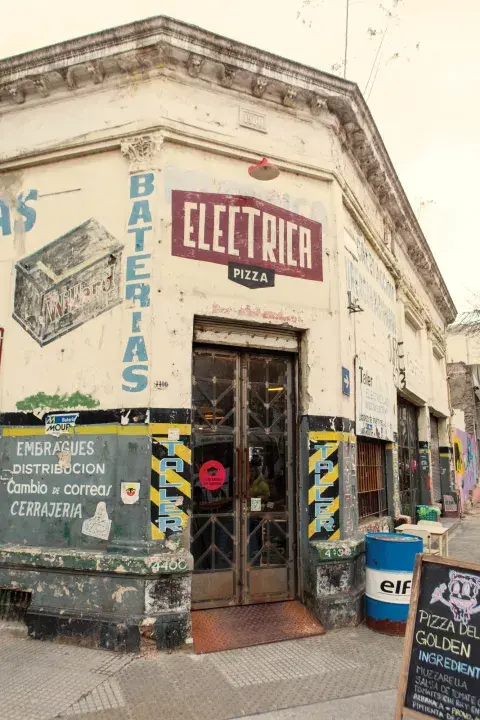 El Taller Mecánico de Cacho, una esquina de Villa Crespo, es el lugar donde funciona Eléctrica. El Taller Mecánico de Cacho, una esquina de Villa Crespo, es el lugar donde funciona Eléctrica.