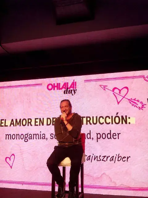 Darío Z frente a una mayoría de mujeres que creen en la metafísica. Darío Z frente a una mayoría de mujeres que creen en la metafísica.