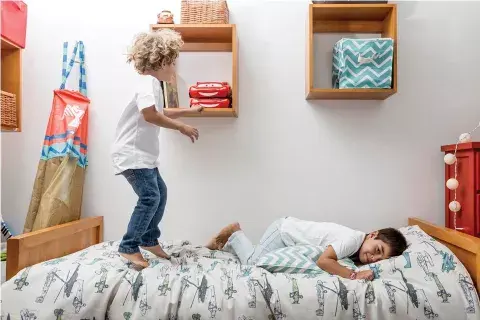 Cajas ordenadas. Como tenía la casa invadida por juguetes, mandó a hacer estos cubos que, además de mantener el orden, son elementos decorativos