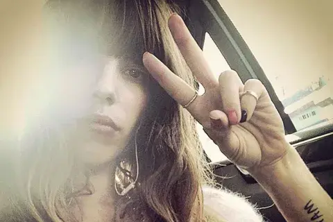 Lou Doillon una actriz y cantante franco-británica, otra fan de las selfies Lou Doillon una actriz y cantante franco-británica, otra fan de las selfies