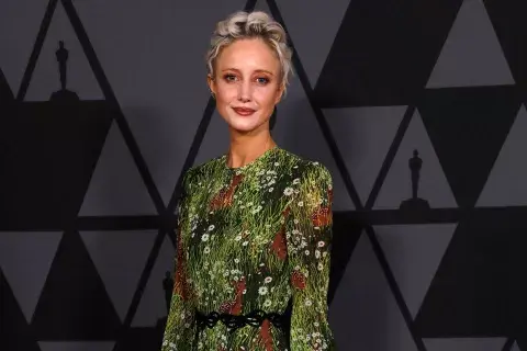 El de Andrea Riseborough con un color de pelo rubio platino apostó por un peinado recogido con ondas bien marcadas El de Andrea Riseborough con un color de pelo rubio platino apostó por un peinado recogido con ondas bien marcadas