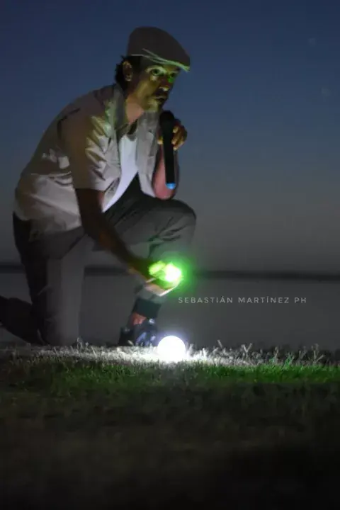 Ezequiel Brahim, guía en esta experiencia, pone a brillar unas esferas de LED que grafican esa construcción a escala de nuestro vecindario cósmico. Ezequiel Brahim, guía en esta experiencia, pone a brillar unas esferas de LED que grafican esa construcción a escala de nuestro vecindario cósmico.