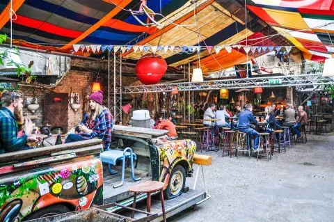 Con sus paredes pintarrajeadas, guirnaldas, maniquíes y hasta un auto Trabant, Szimpla Kert es el pionero de los ruinpubs Con sus paredes pintarrajeadas, guirnaldas, maniquíes y hasta un auto Trabant, Szimpla Kert es el pionero de los ruinpubs