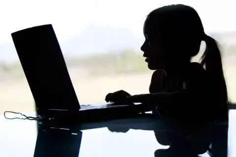Existen investigaciones que relacionan un mayor tiempo de pantalla en los niños pequeños con problemas de salud. Existen investigaciones que relacionan un mayor tiempo de pantalla en los niños pequeños con problemas de salud.