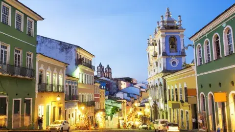 Las empinadas calles del Pelourinho, repletas de iglesias, música y fachadas de colores Las empinadas calles del Pelourinho, repletas de iglesias, música y fachadas de colores