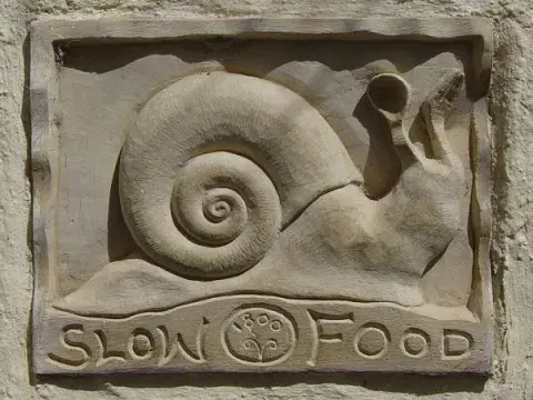 El símbolo de Slow Food garantiza el cuidado en la elaboración de la comida El símbolo de Slow Food garantiza el cuidado en la elaboración de la comida