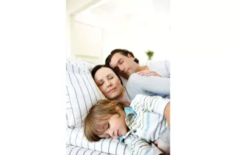 El principal beneficio de esta teoría es que el niños es feliz y los padres también El principal beneficio de esta teoría es que el niños es feliz y los padres también
