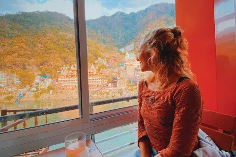 Tomando un té (ginger, honey, lemon) en el Corner German Bakery de Rishikesh. Tomando un té (ginger, honey, lemon) en el Corner German Bakery de Rishikesh.