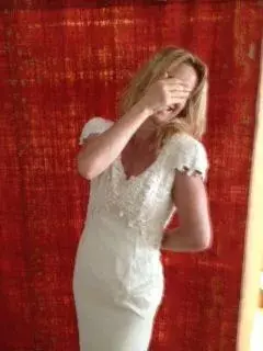 El vestido todavía le queda bien, ¡casi veinte años después!