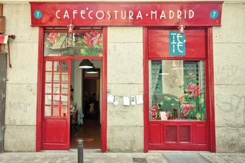 Combina la posibilidad de un descanso y un café con una clase de costura para hacernos nuestra propia ropa Combina la posibilidad de un descanso y un café con una clase de costura para hacernos nuestra propia ropa