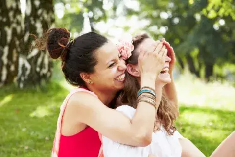 ¿Te encontraste de casualidad con esa amiga en la que venías pensando últimamente? Tal vez era una cita que se debían y estaba escrita en el universo ¿Te encontraste de casualidad con esa amiga en la que venías pensando últimamente? Tal vez era una cita que se debían y estaba escrita en el universo