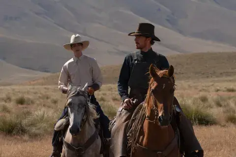 Kodi Smit-McPhee y Benedict Cumberbatch en El poder del perro. Kodi Smit-McPhee y Benedict Cumberbatch en El poder del perro.