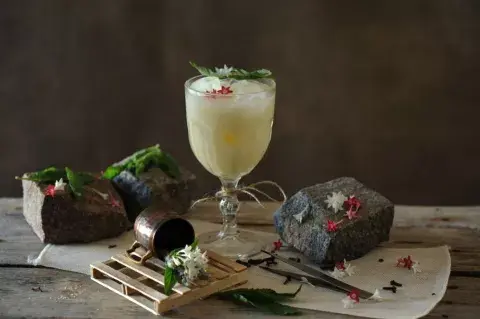 Dulce Quebranta, con flores de sauco y crema Dulce Quebranta, con flores de sauco y crema