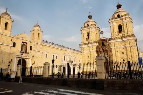 El convento de San Francisco, en la Lima colonial. El convento de San Francisco, en la Lima colonial.
