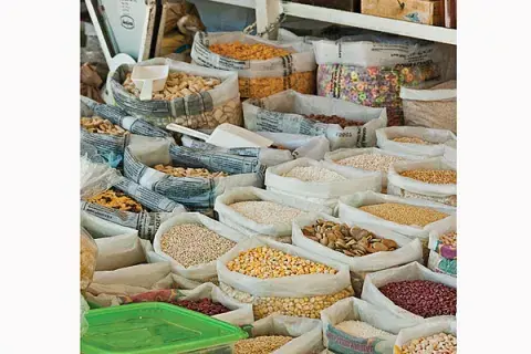 Semillas y granos de todo tipo en la feria de Plaza irlanda
