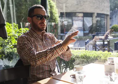 Bajo el reflejo del sol, un tema apasionante
