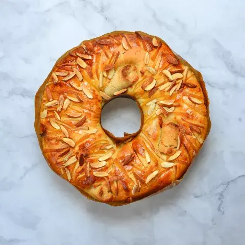 En Ninina: rosca cubierta de almendras fileteadas. En Ninina: rosca cubierta de almendras fileteadas.