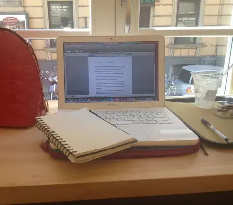 Aproveché la escala del avión en Roma y fui a un bar a escribir mi carta de motivación Aproveché la escala del avión en Roma y fui a un bar a escribir mi carta de motivación