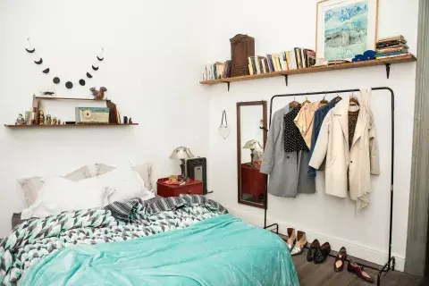 Sobre la repisa de la cabecera de la cama, la primera radio de la mamá de Inés; sobre el otro estante, un roperito de muñecas hecho por un tío abuelo. Almohadones y acolchado reversible (Arredo). Sobre la repisa de la cabecera de la cama, la primera radio de la mamá de Inés; sobre el otro estante, un roperito de muñecas hecho por un tío abuelo. Almohadones y acolchado reversible (Arredo).
