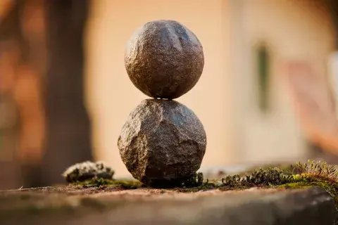 Podés meditar contemplando un objeto en el que enfocás toda tu atención Podés meditar contemplando un objeto en el que enfocás toda tu atención