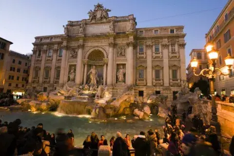 La Fontana di Trevi, para lanzar la moneda y recordar La Dolce Vita La Fontana di Trevi, para lanzar la moneda y recordar La Dolce Vita