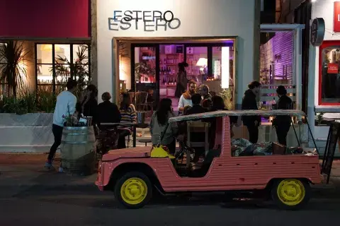Estero Estero es un pequeño refugio del vino, en el corazón de La Barra, sobre la ruta 10 Estero Estero es un pequeño refugio del vino, en el corazón de La Barra, sobre la ruta 10