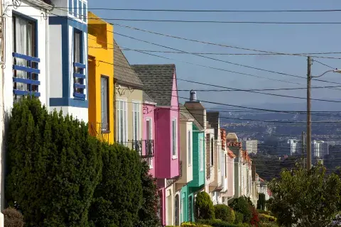 Casas de colores y calles en pendiente, donde las zapatillas son un must. Casas de colores y calles en pendiente, donde las zapatillas son un must.