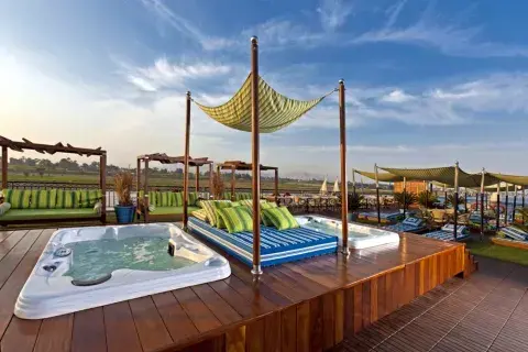 Meterse en un jaccuzzi con vista a las pirámides es una experiencia que pocos pueden asegurar haber vivido Meterse en un jaccuzzi con vista a las pirámides es una experiencia que pocos pueden asegurar haber vivido