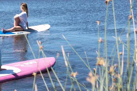 Estirar la espalda en una tabla sobre el agua y al sol suena bastante tentador, ¿no? Estirar la espalda en una tabla sobre el agua y al sol suena bastante tentador, ¿no?