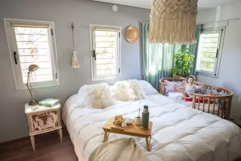 Por las ventanas, se cuelan el verde y la luz natural: “Me inspira, en todos los sentidos”. 