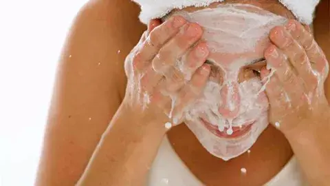 La higiene facial debe realizase dos veces al día: a la mañana y a la noche