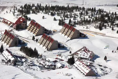 En Las Leñas siempre hay nieve porque tiene 34 cañones artificiales distribuidos por todo el terreno esquiable En Las Leñas siempre hay nieve porque tiene 34 cañones artificiales distribuidos por todo el terreno esquiable