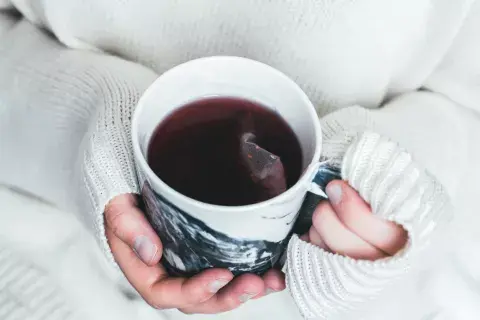 Una rica taza de té, uno de los simples preceptos del hygge que puede hacernos sentir muy bien Una rica taza de té, uno de los simples preceptos del hygge que puede hacernos sentir muy bien
