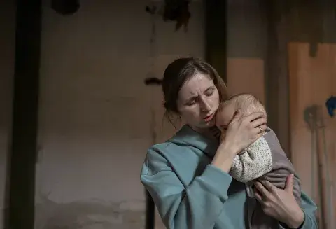 Mujeres atienden a sus niños enfermos en el Hospital de Niños Okhmadet en Kiev, el 28 de febrero de 2022 Mujeres atienden a sus niños enfermos en el Hospital de Niños Okhmadet en Kiev, el 28 de febrero de 2022