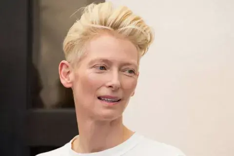 Tilda Stwinton fue precursora en llevar una estética andrógina, que evolucionó hasta definirse ella misma como género no binario. Tilda Stwinton fue precursora en llevar una estética andrógina, que evolucionó hasta definirse ella misma como género no binario.