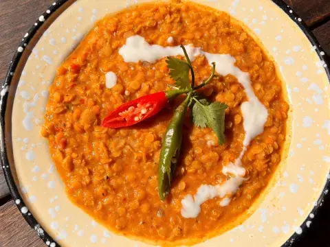 Curry de lentejas hindú. Foto: Mil y Pico Curry de lentejas hindú. Foto: Mil y Pico