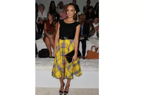 Muy bien por Jessica Alba que lo combinó con negro, pero la falda es estampada