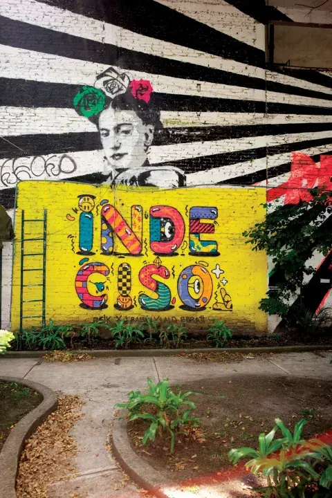 Frida Kahlo está presente en distintos espacios de la ciudad y se manifiesta con diferentes técnicas, esta vez es un grafiti en La Roma.