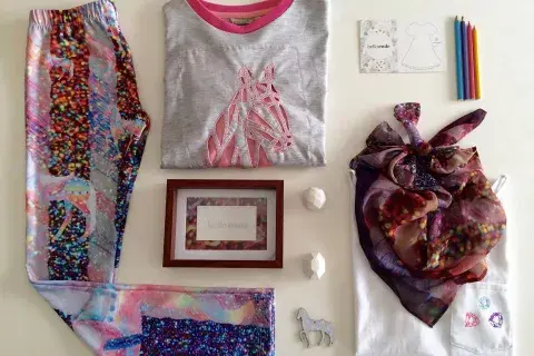 Las colecciones cuentan historias a través de los textiles que sus creadoras intervienen con bordados, estampas, teñidos y calados Las colecciones cuentan historias a través de los textiles que sus creadoras intervienen con bordados, estampas, teñidos y calados