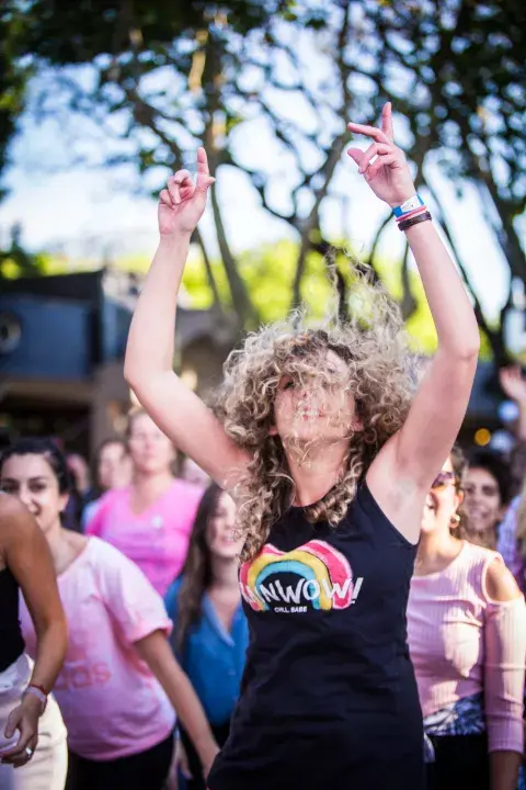 Una de las postales más representativas del día: mujeres bailando llenas de energía. Una de las postales más representativas del día: mujeres bailando llenas de energía.