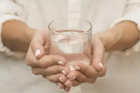 El agua de la canilla tiene más controles que la envasada