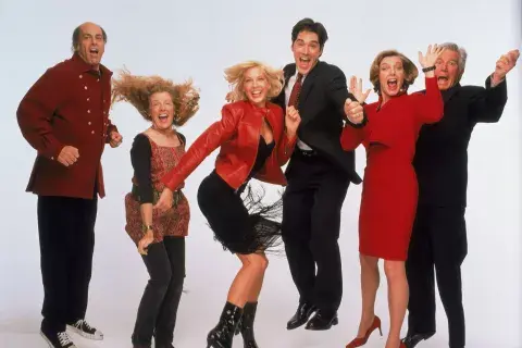 "Dharma And Greg" estrenó en la televisión norteamericana en 1997 "Dharma And Greg" estrenó en la televisión norteamericana en 1997