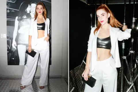 Julieta Nair Calvo apostó por un equipo de blazer y pantalón en color blanco y sumó un top engomado en color negro