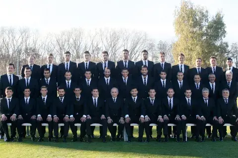 Impecables, nuestros jugadores y el cuerpo técnico, vestidos por Etiqueta Negra Impecables, nuestros jugadores y el cuerpo técnico, vestidos por Etiqueta Negra