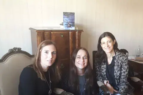 Con la entrevistada y la escritora Georgina Dritsos, jefa de prensa de VR Editoras