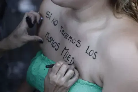 Al atardecer continúa la marcha por el Día de la Mujer en la Plaza del Congreso Al atardecer continúa la marcha por el Día de la Mujer en la Plaza del Congreso