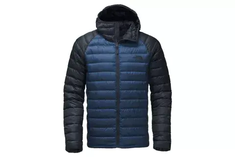 Caliente, ligera y compresible, una campera de pluma ideal para los papás que hacen actividades donde la capa de calor es esencial (The North Face, $10790).